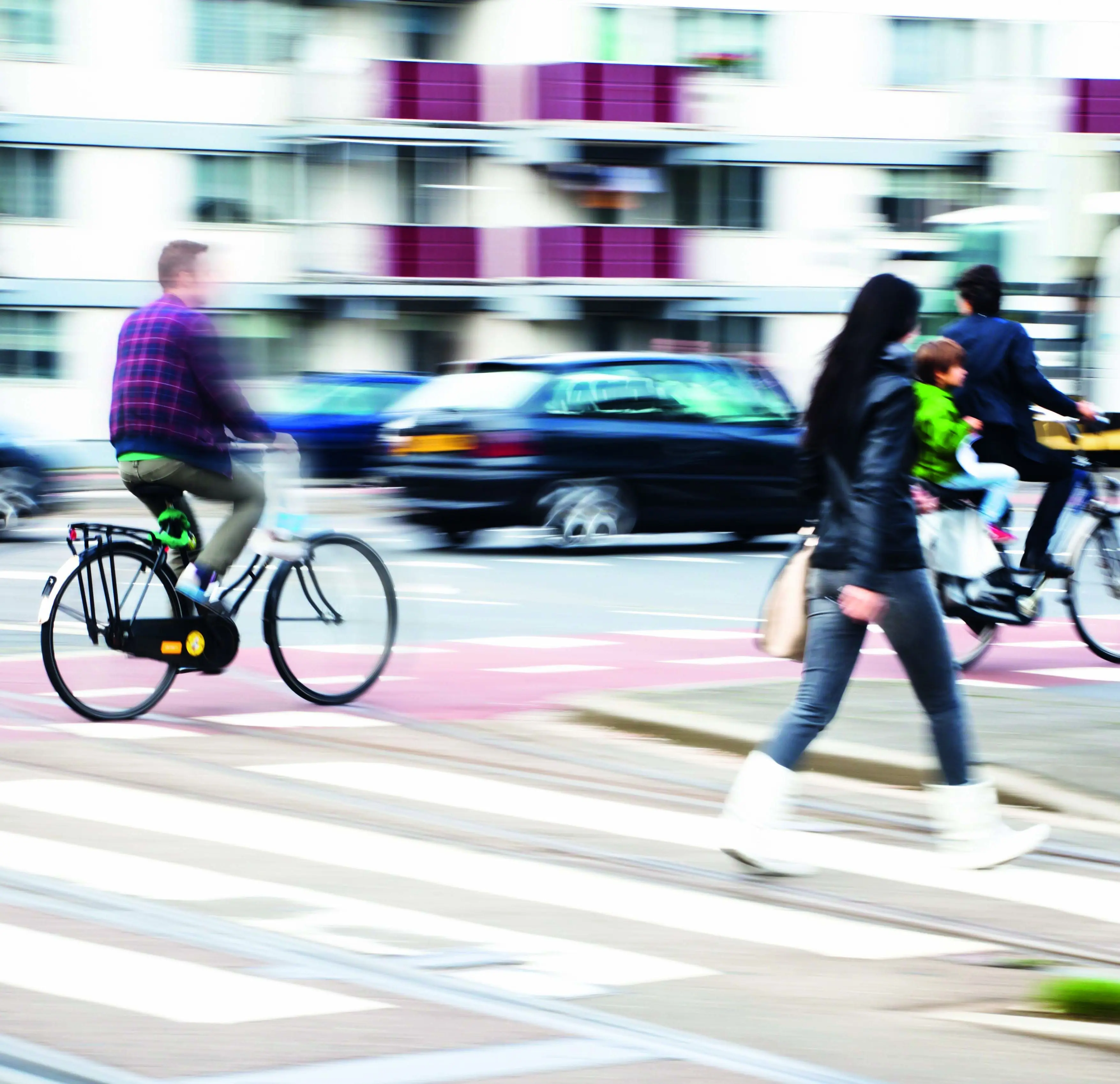 Situación del tráfico urbano con bicicletas, turismos y peatones.