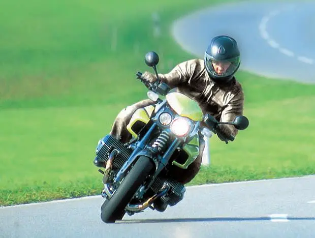 Motorradfahrer fährt eine Kurve aus