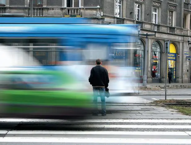 Fußgänger überquert einen Zebrastreifen