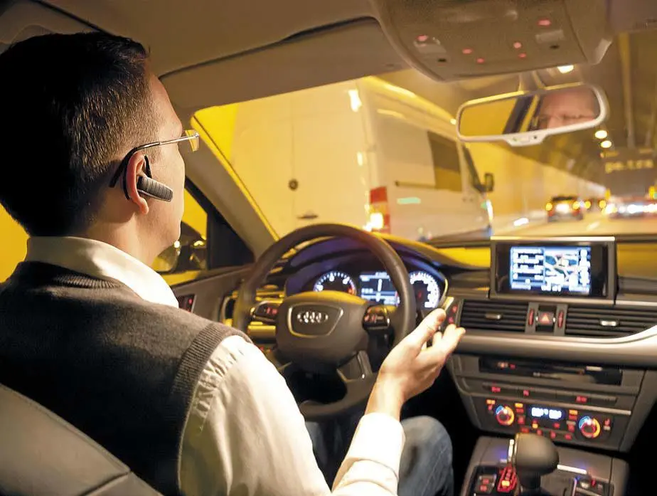 Fahrer im Auto mit Technik