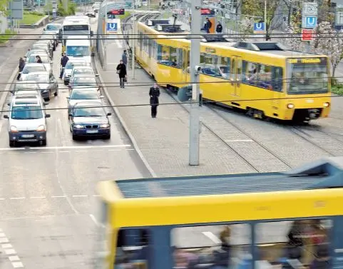 Verkehrssituation mit Straßenbahnen und Autos