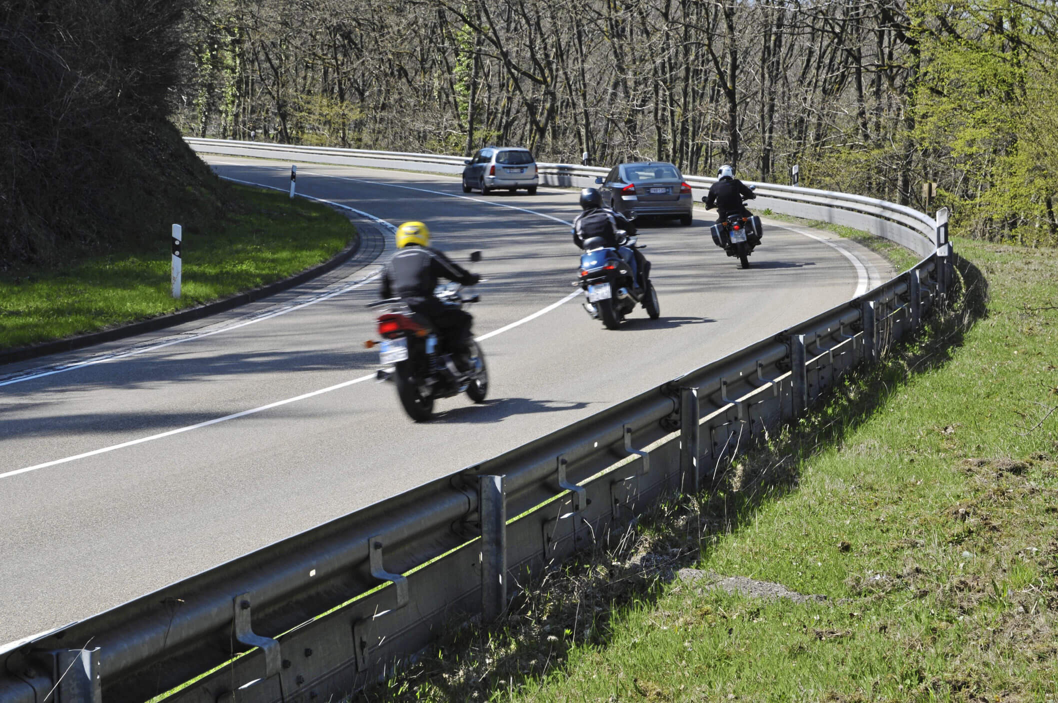 Motociclista camino rural