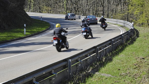 Glissière de sécurité à moto : risques et solutions