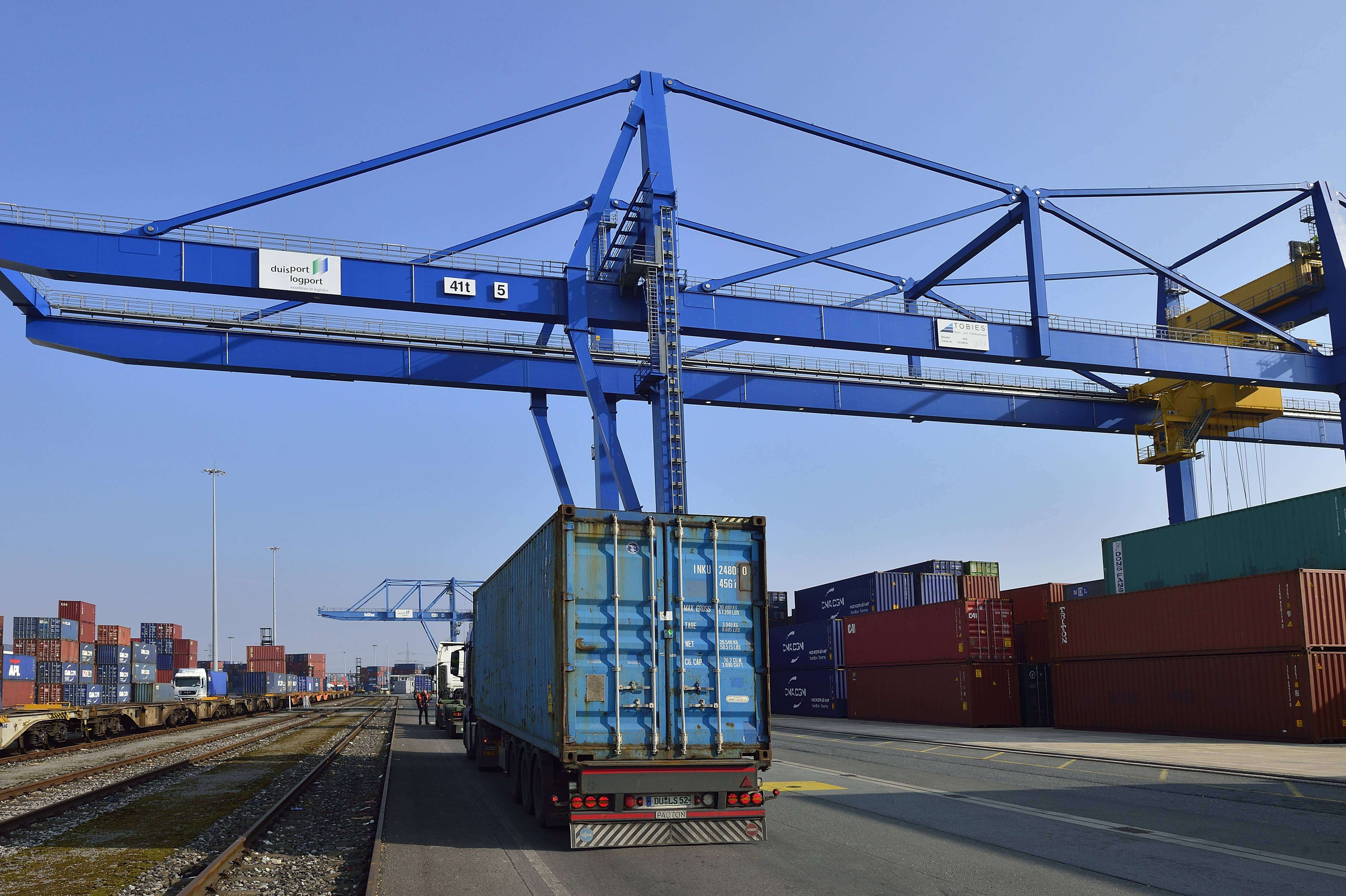 Camion sotto ponte