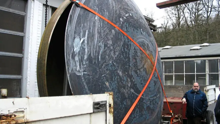 DEKRA Schlecht gesicherter Kesselboden kippt vom LKW