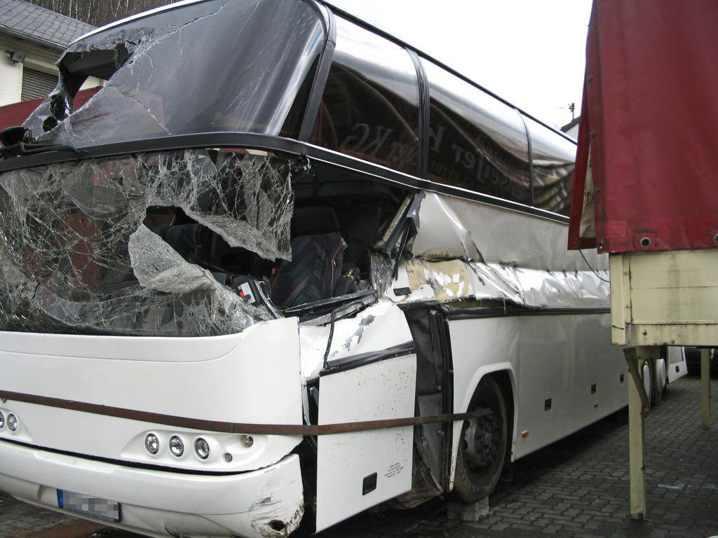 Autocar de tourisme éventré