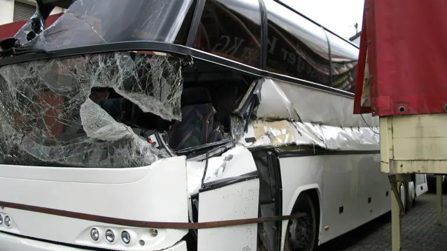 DEKRA Schlecht gesicherter Kesselboden kippt vom LKW