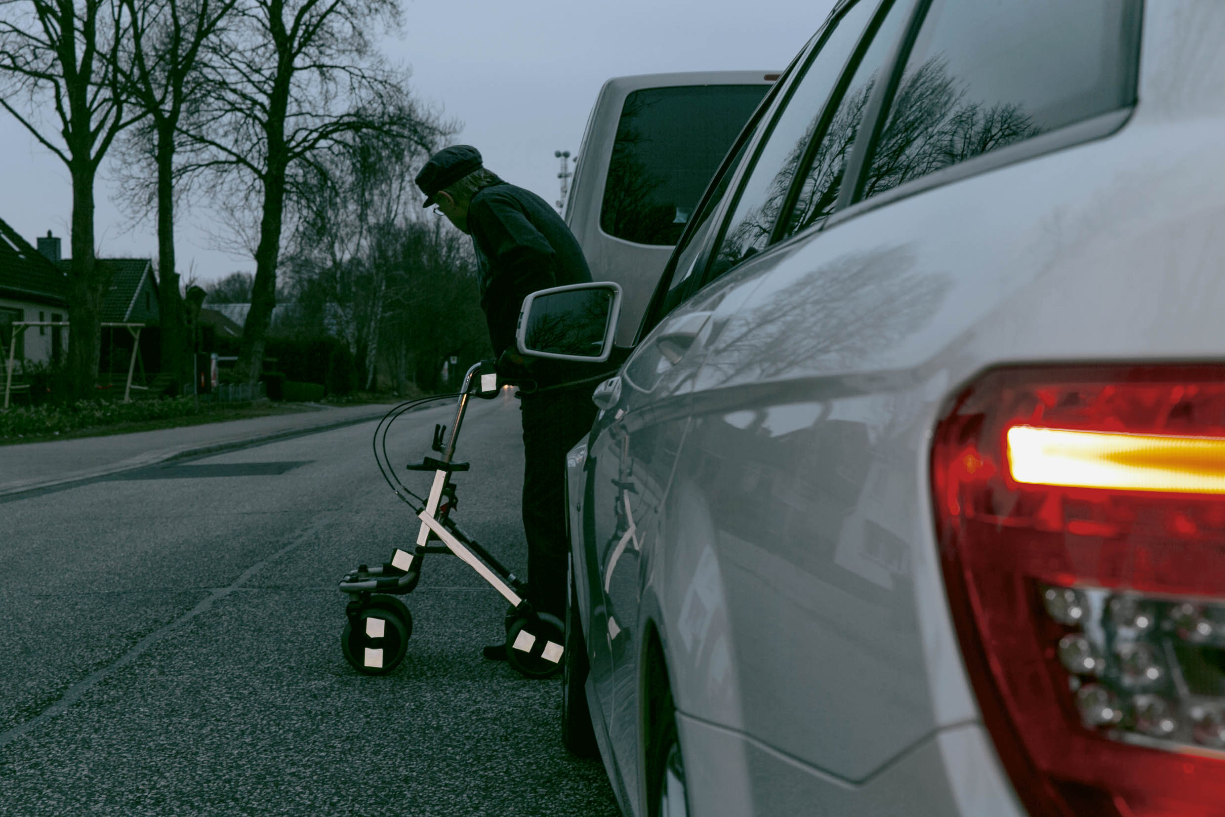 Homme avec rollator Homme avec rollator