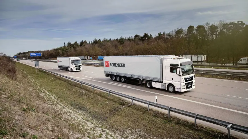 Fase de prueba de los vehículos articulados acoplados electrónicamente de DB Schenker y MAN en la A 9 en Alemania entre Múnich y Núremberg.