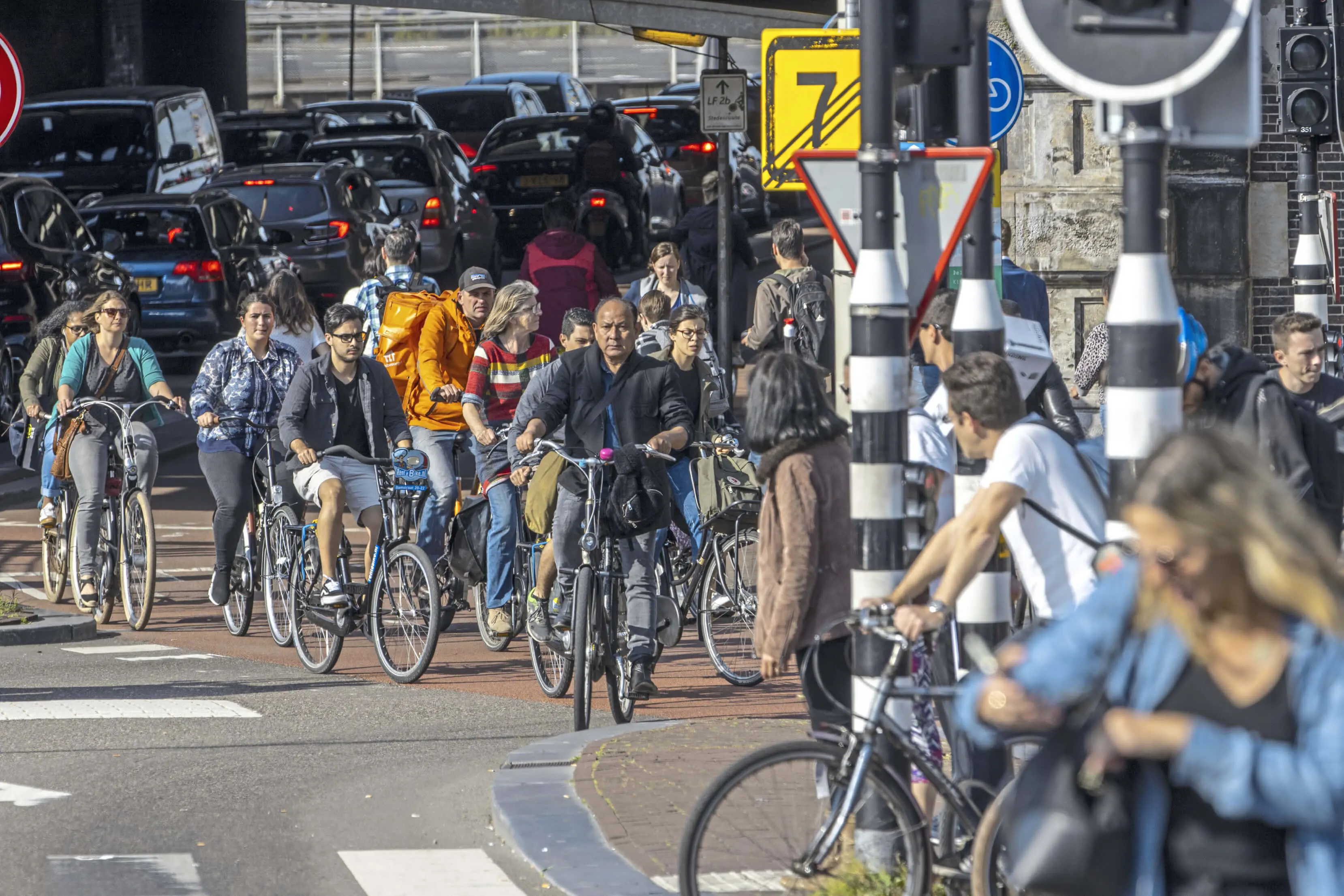 amsterdam bike helmets DEKRA Study On Helmet Use Among Cyclists In Europe