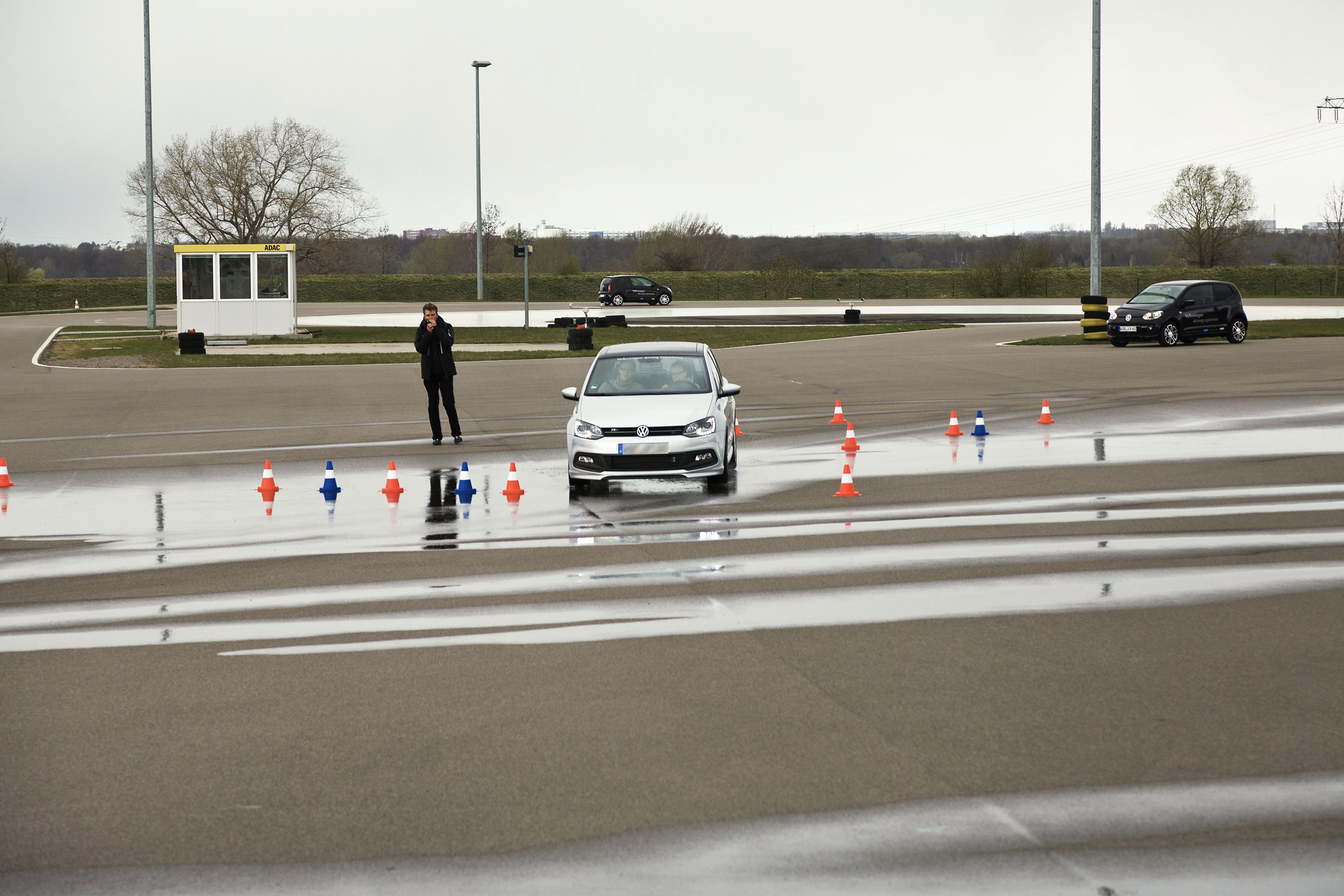 Le fort taux d’implication des conducteurs jeunes et débutants dans des accidents, leur acceptation parfois insuffisante des règles de circulation et le comportement potentiellement inadapté qui s’ensuit ont deux causes essentielles
