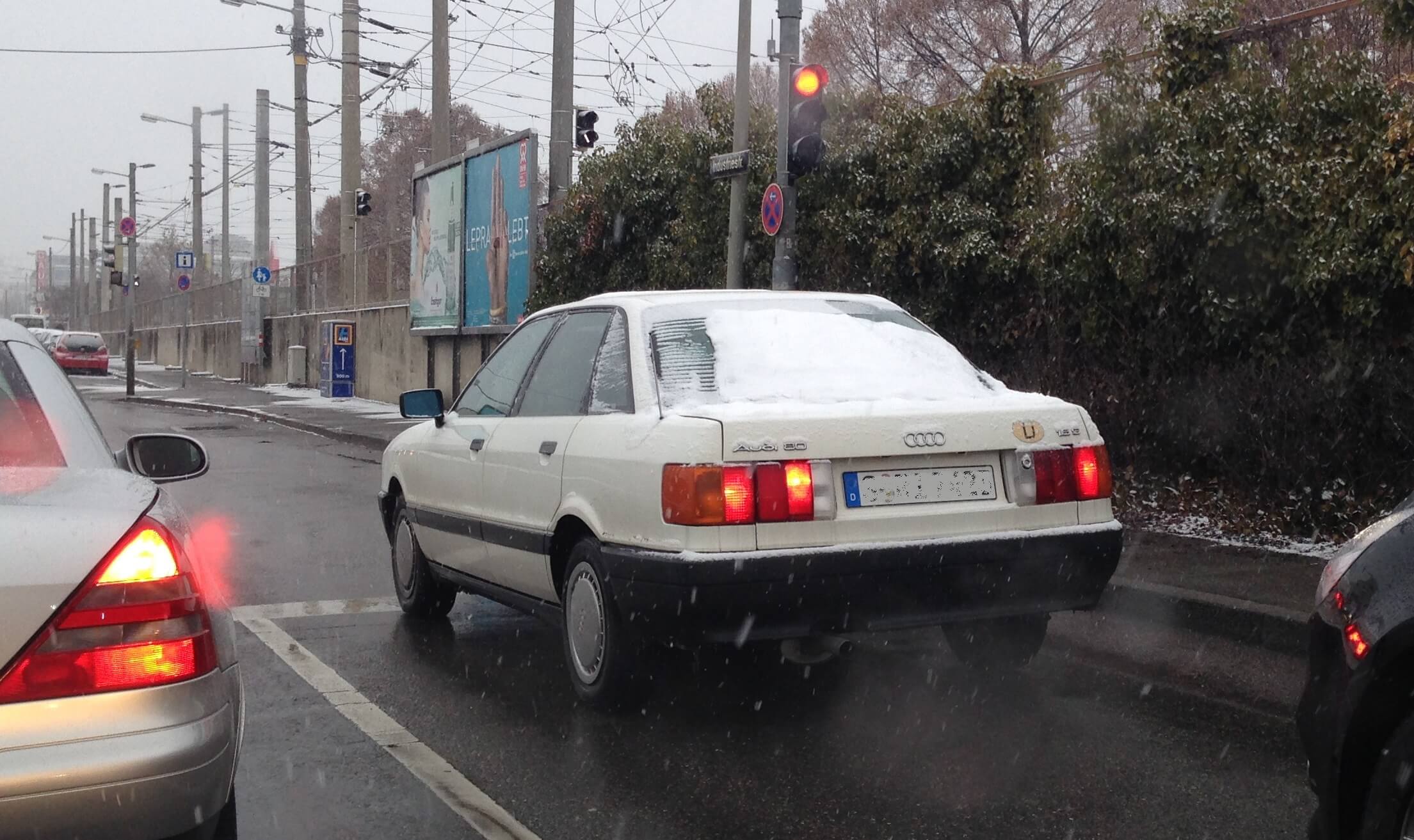 Schneebedecktes Autoheck