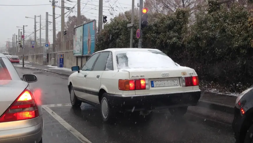 Schneebedecktes Autoheck