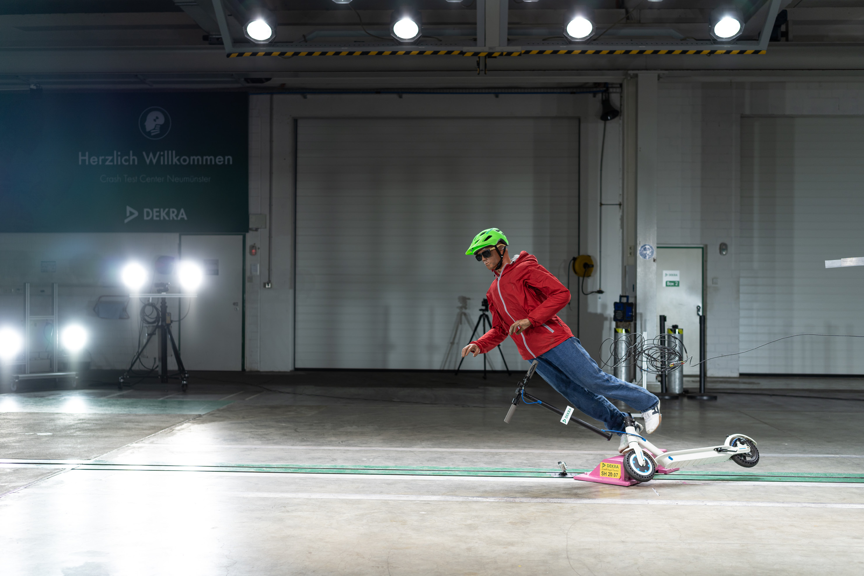 DEKRA Crash Test - eScooter with bicycle helmet