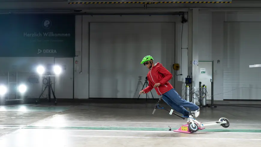 DEKRA Teste de colisão - eScooter com capacete de bicicleta