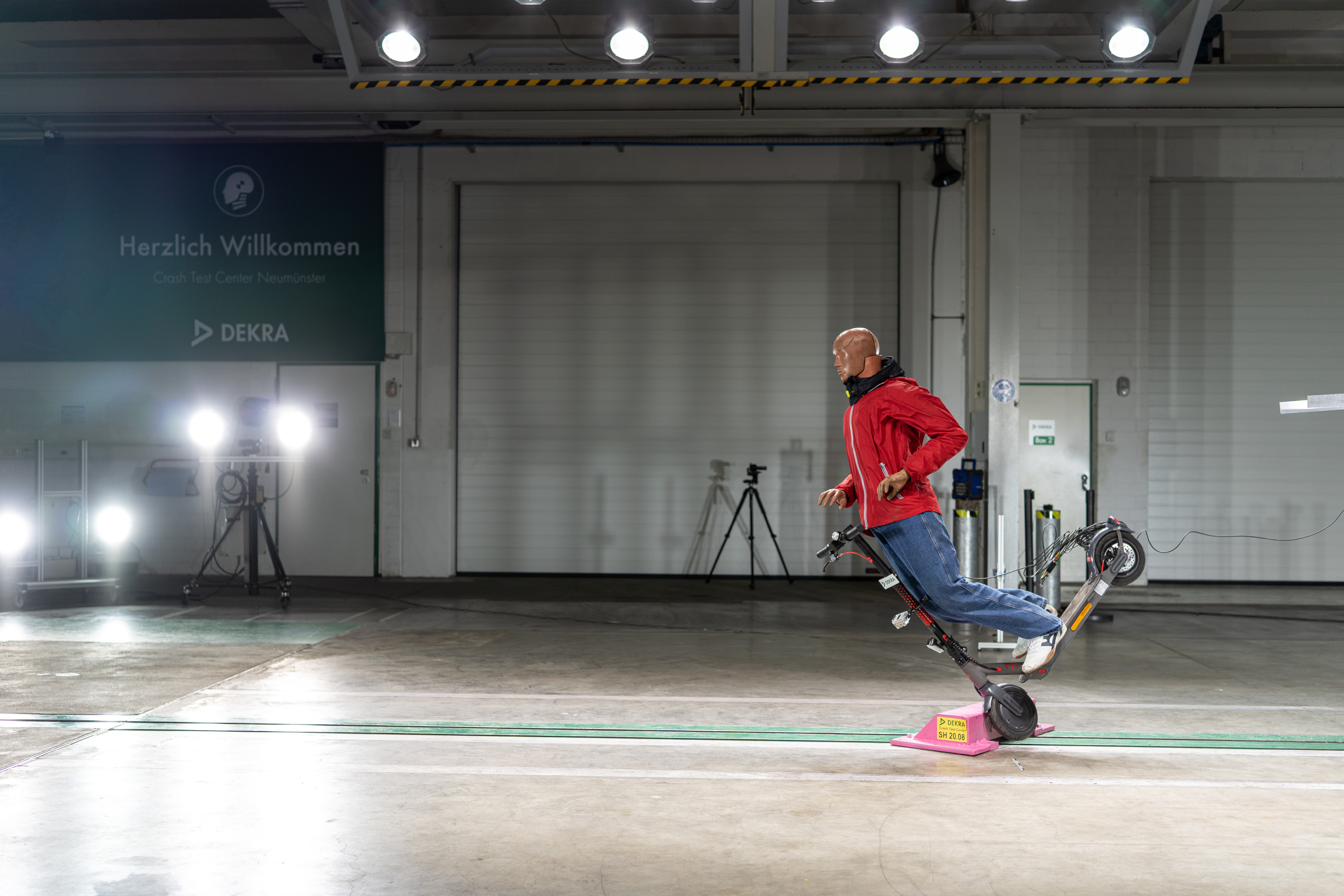 DEKRA Crash Test - eScooter without helmet