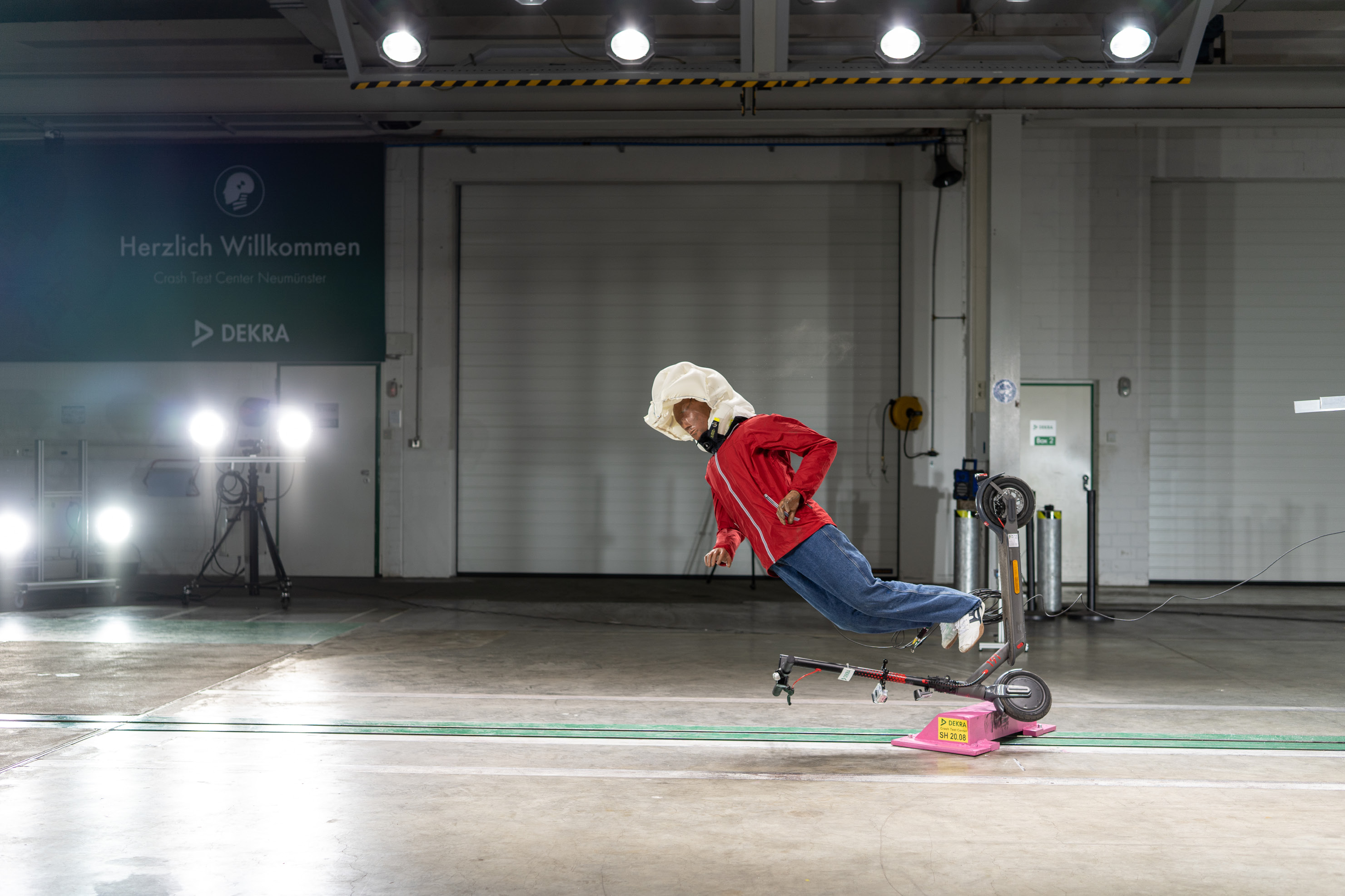 DEKRA Crash Test - eScooter airbag helmet