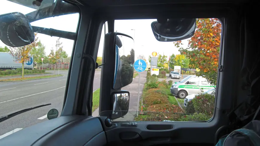 La regolazione giusta dello specchietto nell’automezzo è importante per evitare l’angolo morto In casi singoli può anche accadere che gli utenti della strada siano oscurati dallo specchio.