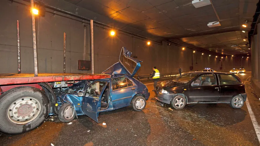 Unfall mit einem LKW Heck und einem Auto