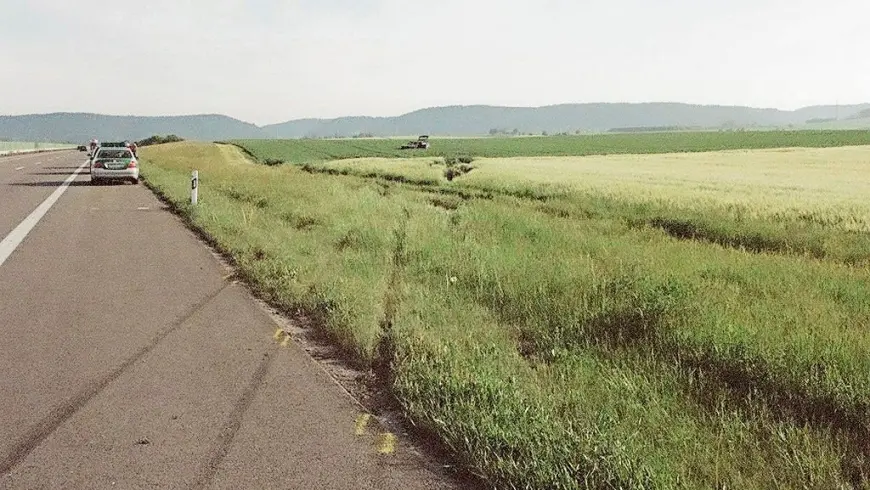 Unfallspuren im Feld nach dem Unfall