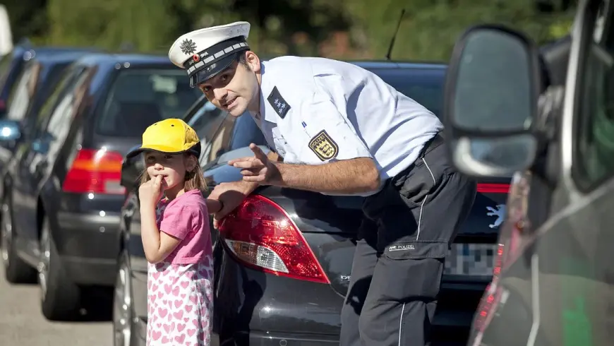 Educazione stradale con l'aiuto della polizia