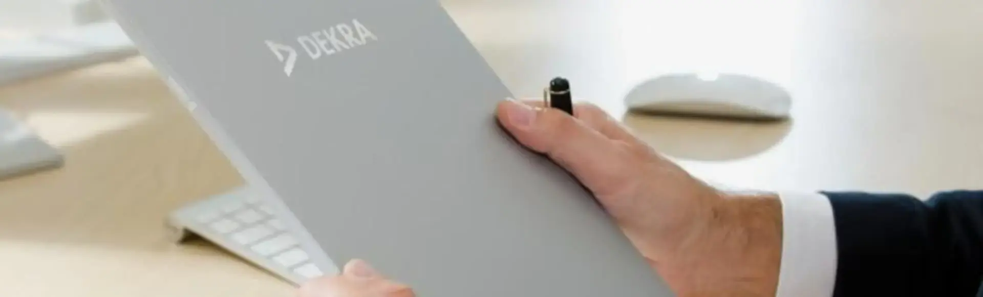 Teczka DEKRA. Polskie i międzynarodowe akredytacje oraz uprawnienia DEKRA Certification.