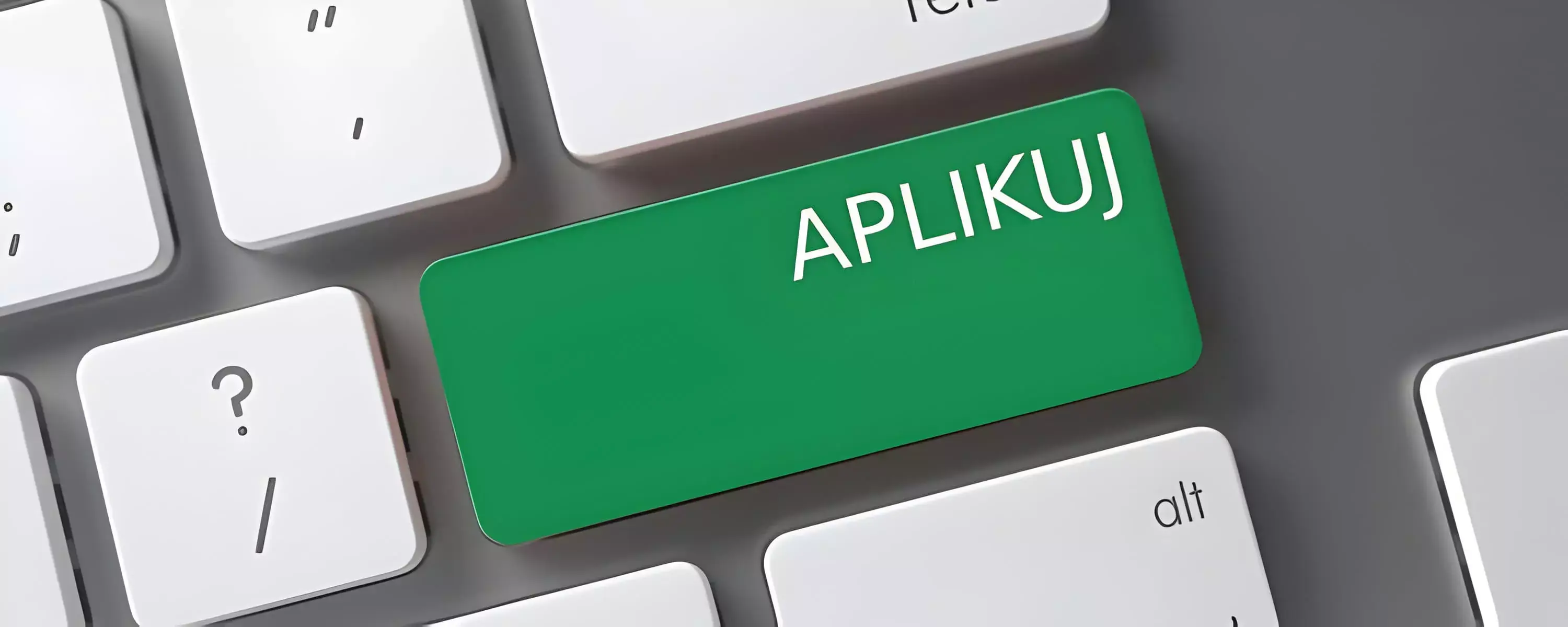 Zielony klawisz na klawiaturze z napisem APLIKUJ. Kariera w DEKRA Certification.