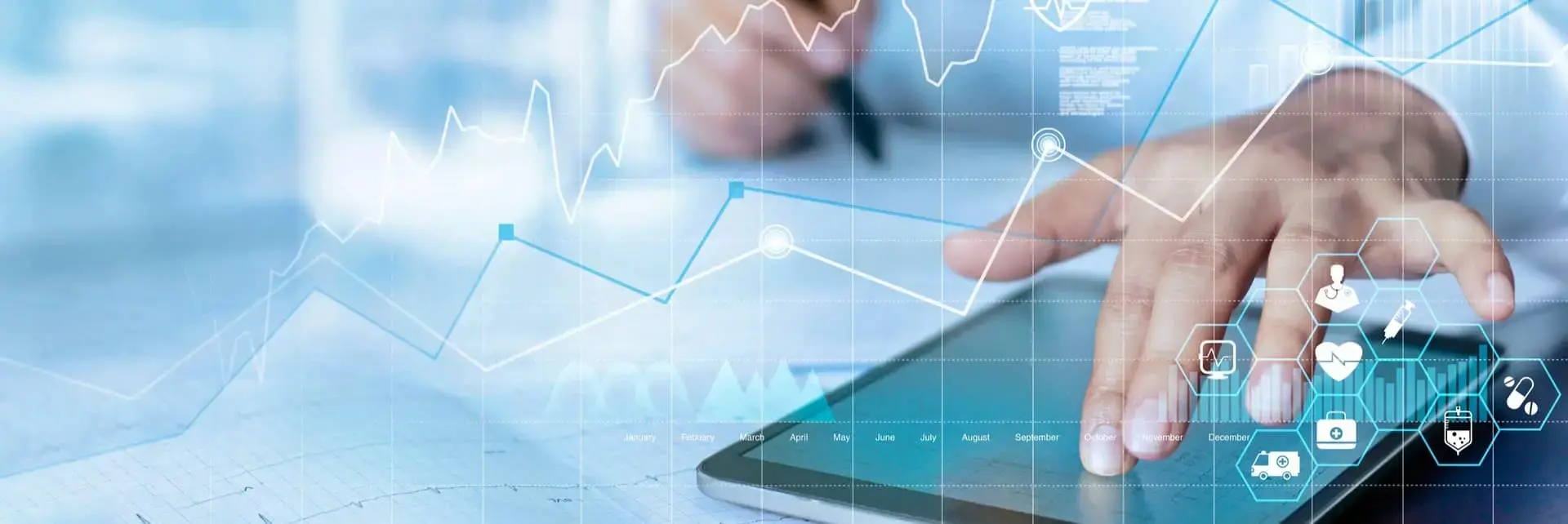 Lekarz analizujący raport medyczny za pomocą tableta, nad którym widnieją symbole opieki zdrowotnej Lekarz analizujący raport medyczny za pomocą tableta, nad którym widnieją symbole opieki zdrowotnej