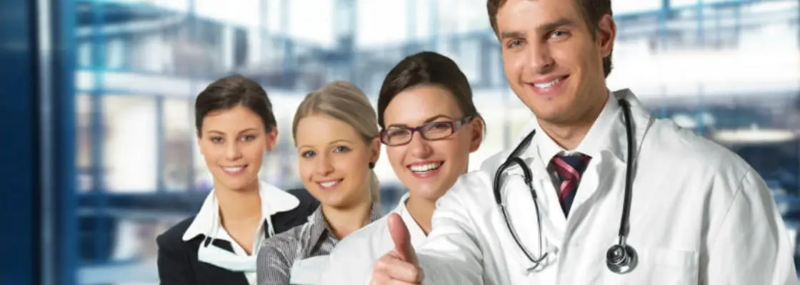 Grupa pracowników medycznych w klinice. Audyt i certyfikacja w sektorze medycznym 