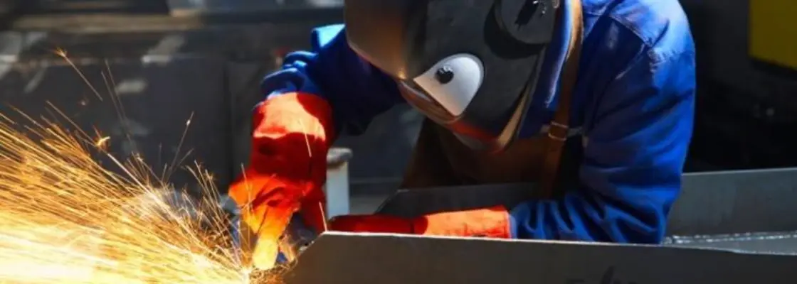 Spawacz przy pracy. Audyt i certyfikacja w przemyśle produkcyjnym.
