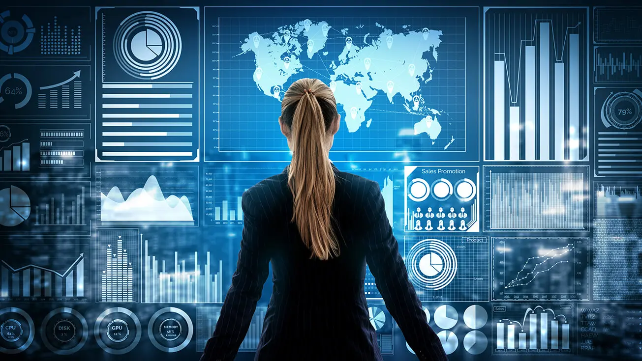 Odwórcona kobieta patrząca na statystyki cyber