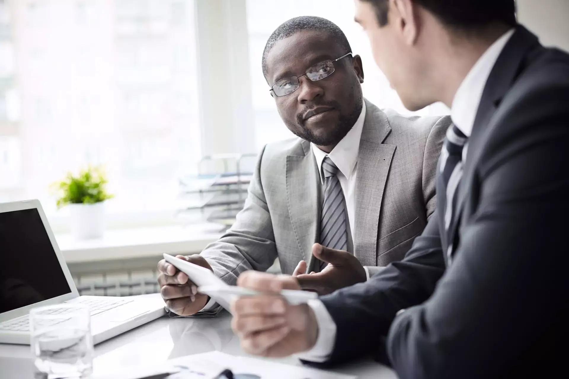 Dwóch mężczyzn omawiających audyt RODO i ochronę danych osobowych