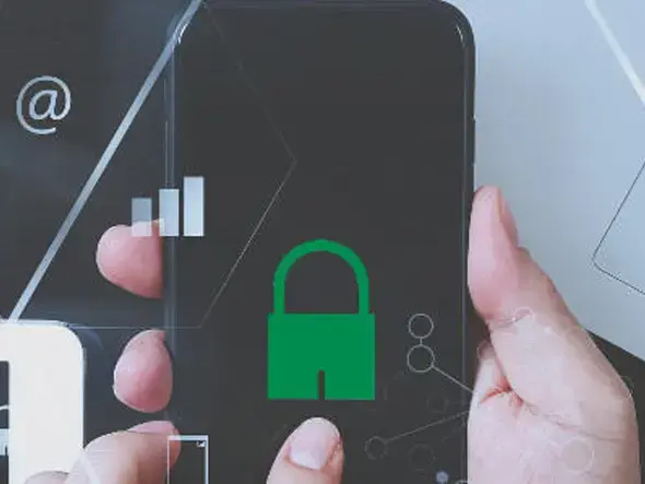 Dłoń trzymająca smartfon z ikoną zielonej kłódki symbolizującą bezpieczeństwo cyfrowe