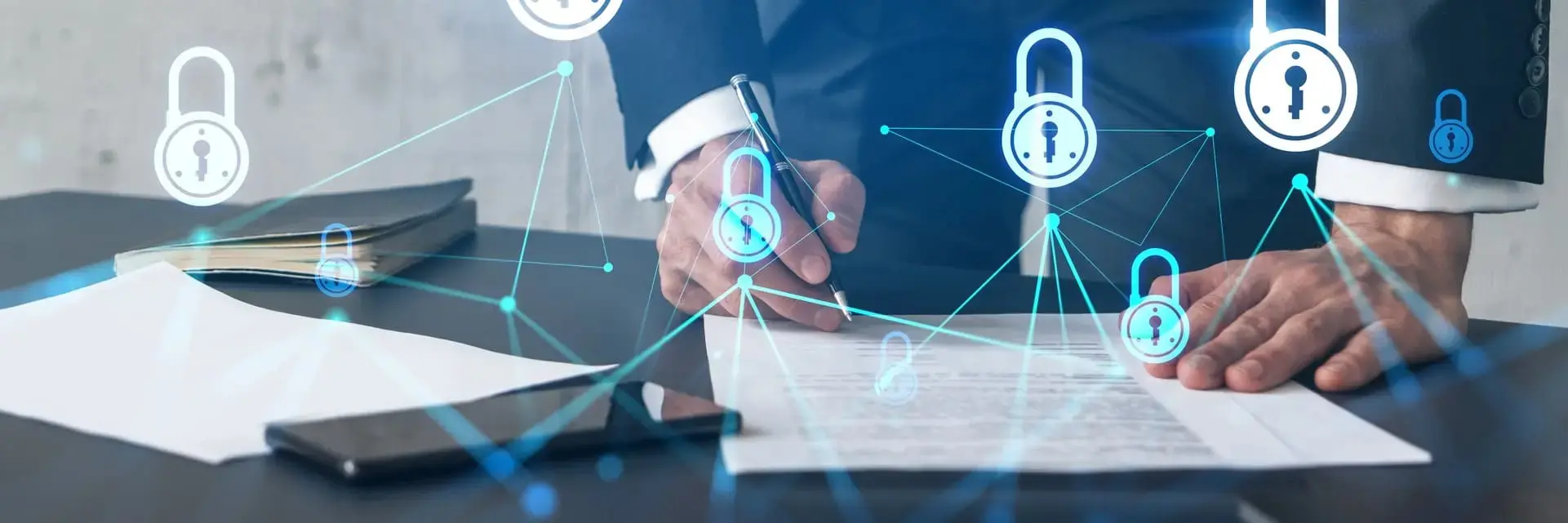 Mężczyzna podpisujący dokument przy biurku, otoczony kłódkami symbolizującymi cyberbezpieczeństwo Mężczyzna podpisujący dokument przy biurku, otoczony kłódkami symbolizującymi cyberbezpieczeństwo