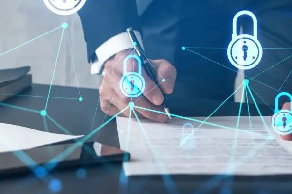 Mężczyzna podpisujący dokument przy biurku, otoczony kłódkami symbolizującymi cyberbezpieczeństwo Mężczyzna podpisujący dokument przy biurku, otoczony kłódkami symbolizującymi cyberbezpieczeństwo