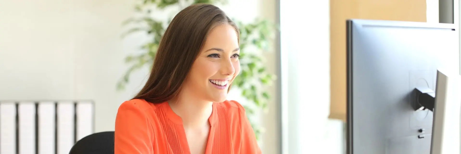 Kobieta pracująca w biurze przed komputerem, symbolizująca pracę Audytora Wiodącego ISO 27001 Kobieta pracująca w biurze przed komputerem, symbolizująca pracę Audytora Wiodącego ISO 27001