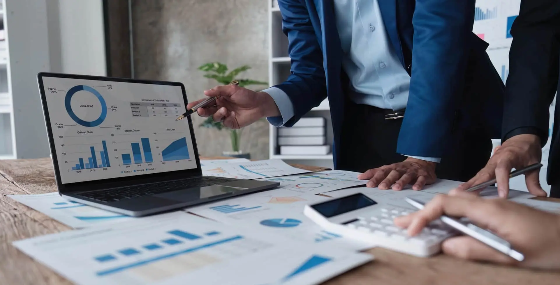 Pracownik analizujący wykresy na laptopie, symbolizujący audyty eksperckie Pracownik analizujący wykresy na laptopie, symbolizujący audyty eksperckie