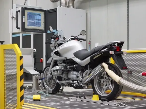 Motocykl podczas testów emisji spalin i hałasu w laboratorium DEKRA