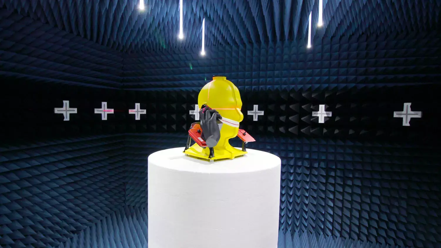 Urządzenie testowane pod kątem kompatybilności elektromagnetycznej (EMC) i częstotliwości radiowej (RF) w laboratorium