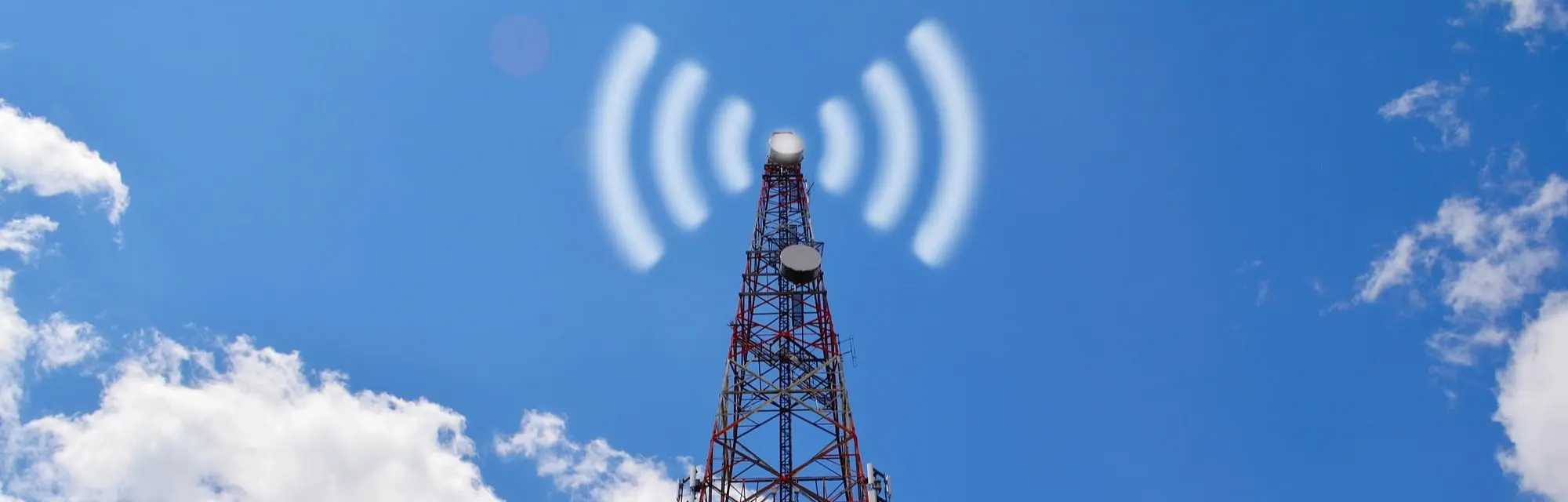 Wieża nadawcza z sygnałem radiowym na tle błękitnego nieba