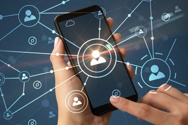 Smartfon z wizualizacją połączeń sieciowych – koncepcja mobilnej transmisji danych i łączności komórkowej Smartfon z wizualizacją połączeń sieciowych – koncepcja mobilnej transmisji danych i łączności komórkowej