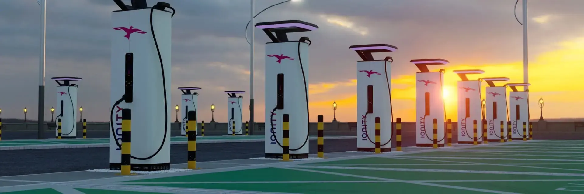 Stacja ładowania samochodów elektrycznych na tle zachodzącego słońca