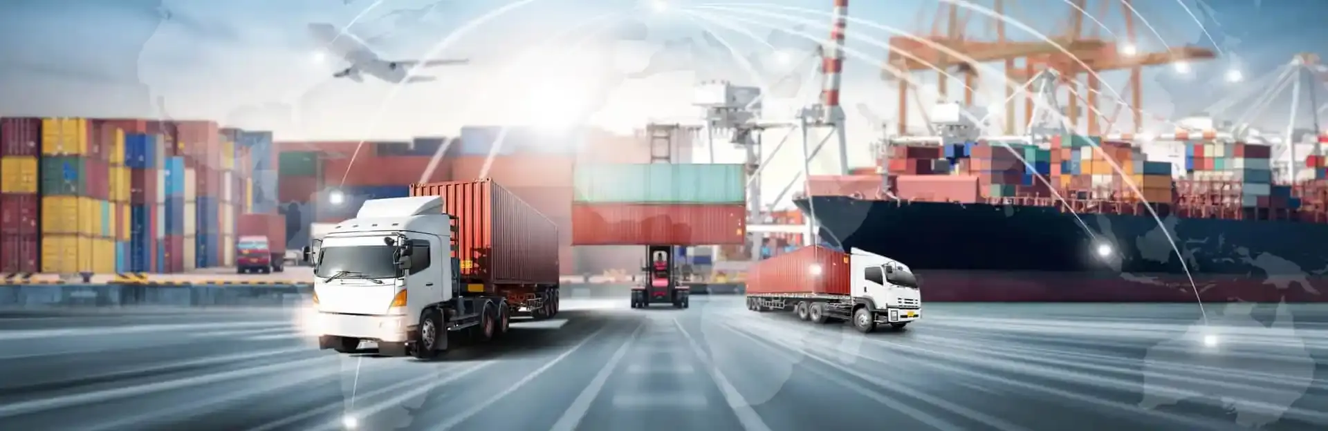 Ciężarówki i inne środki transportu przemysłowego symbolizujące globalną logistykę Ciężarówki i inne środki transportu przemysłowego symbolizujące globalną logistykę