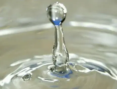 Zbliżenie kropli wody odbijającej się od powierzchni