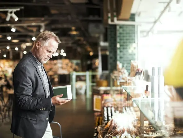 Mężczyzna analizujący produkt spożywczy, symbolizujący certyfikację IFS Broker Mężczyzna analizujący produkt spożywczy, symbolizujący certyfikację IFS Broker