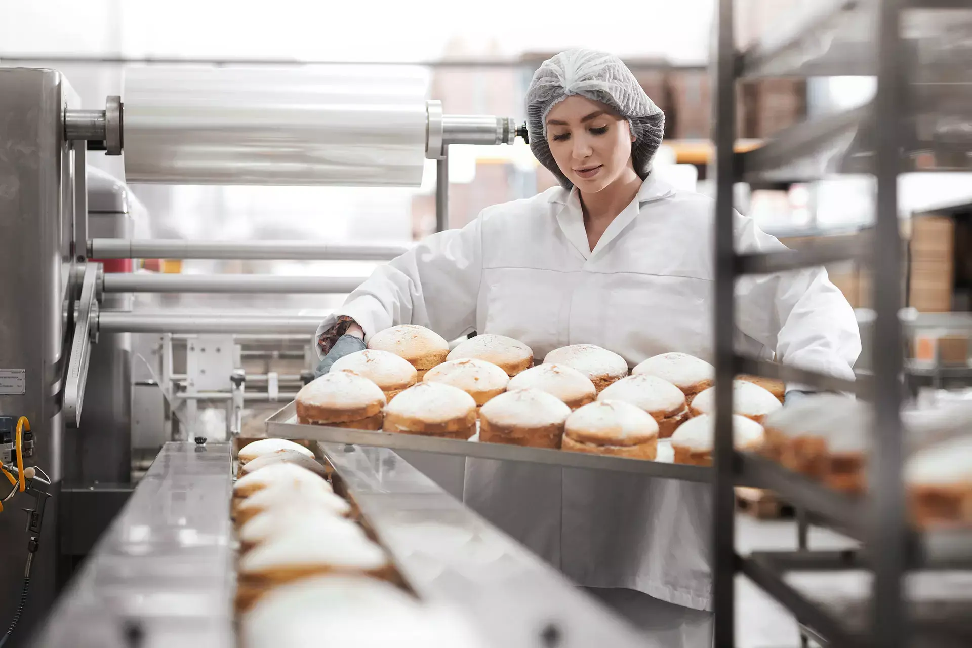 Pracownica nadzorująca proces produkcji żywności, symbolizująca certyfikację IFS Food Pracownica nadzorująca proces produkcji żywności, symbolizująca certyfikację IFS Food