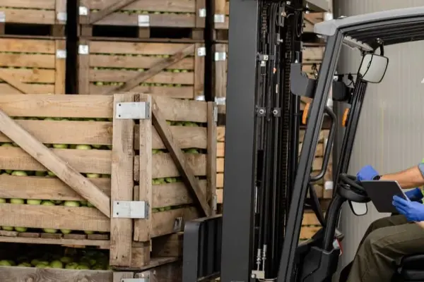 Pracownicy logistyki kontrolujący przesyłkę świeżych owoców przy załadunku w magazynie, co symbolizuje certyfikację IFS Progress Logistics Pracownicy logistyki kontrolujący przesyłkę świeżych owoców przy załadunku w magazynie, co symbolizuje certyfikację IFS Progress Logistics