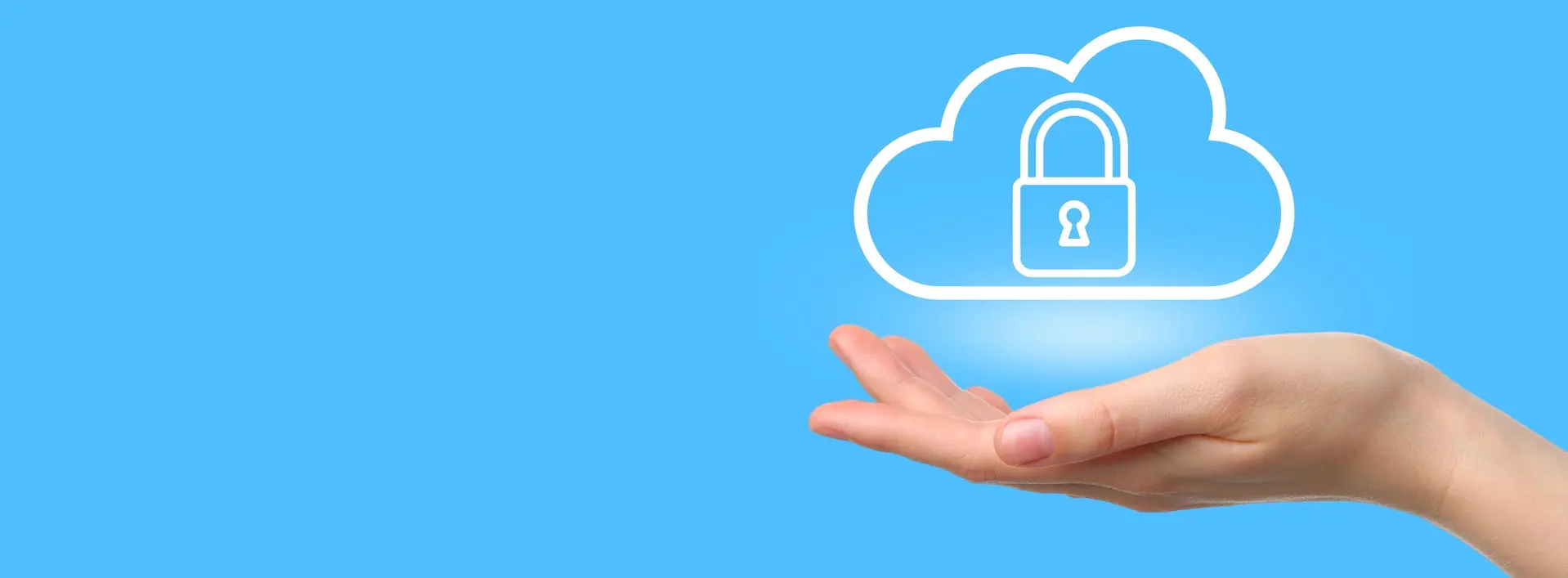Ikona chmury z kłódką na niebieskim tle, symbolizująca bezpieczeństwo danych w chmurze