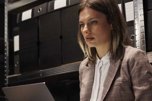 Kobieta używająca laptopa, symbolizująca certyfikację Inspektorów Ochrony Danych Kobieta używająca laptopa, symbolizująca certyfikację Inspektorów Ochrony Danych