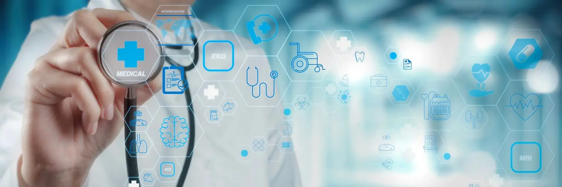 Lekarz przykłada stetoskop do ekranu z wizualizacją systemu ochrony zdrowia, co symbolizuje certyfikację ISO 15224